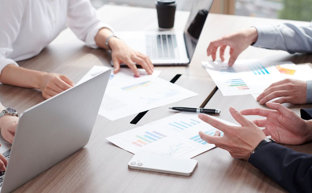 企画会議をするサラリーマン